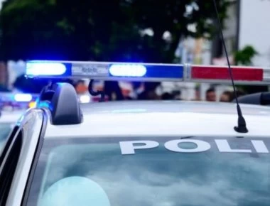 Συναγερμός στα Εξάρχεια: Τούρκος «ταμπουρώθηκε» σε ημιυπόγειο και απειλεί να αυτοκτονήσει αφού έβαλε φωτιά σε 2 σπίτια